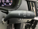 視認性の高い操作部で、安全な車線変更をサポートします。直感的な操作で、スムーズな走行を可能にします。