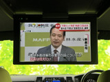 後席からも見やすい位置にモニターを備え、ニュース番組などの映像を停車中に視聴できます。移動の合間の休憩時間にも、車内で映像を楽しめる装備です。