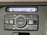 オートエアコンの温度設定等の操作スイッチです。外の天気や気温に合わせて車内を自分に合った温度設定にすることが出来るので快適なドライブが楽しめますよ!!