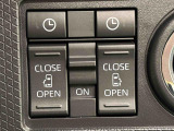 両側パワースライドドアウェルカムオープン機能 降車時にスイッチで予約しておけば、乗車時に電子カードキーを持ってクルマに近づくだけでパワースライドドアが自動でオープン♪