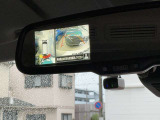 ディスプレイ付ルームミラーでクルマを上空から見下ろしているかのように、状況を把握できます。4つのビュー「トップ・フロント・サイド・バックビュー」を切り替えることで狭い場所でも周囲が映像で確認できます
