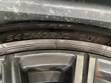 純正20インチアルミホイール。フロントは245/40R20