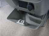 ◆センターロアボックス◆インパネ中央の下部には、ごみ箱としても使用する事ができるセンターロアボックスを装備しております。