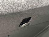 袋物を掛けておくのに便利な助手席側マルチユーティリティフック