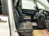 包み込むような背もたれがドライバーの身体全体をしっかり支えます。長時間の運転も快適な座り心地です。