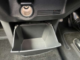 運転席前方にも小物入れがありとっても便利です♪