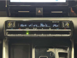 デュアルオートエアコン付きです。運転席・助手席でそれぞれ吹き出す風の温度や風量など自動調整してくれます。