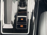 電動パーキングブレーキはホールド機能付きで信号待ちなどブレーキから足を離すことができ、加えて坂道発進時や渋滞時に便利で安心なオートホールド機能も装備しています。