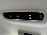後席用のエアコン操作パネル