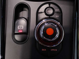 運転中にもオーディオの音量やFMの切り替えなどステアリングでの操作で切り替え可能なため、ステアリングから手を放す必要がない為、運転中でも操作が簡単でございます。