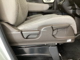 【前席】運転席にはシート高を調整できるハイトアジャスターが装備され、幅広いシートポジションの設定が可能になっております♪