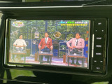停車時にTV視聴が可能。お子様の笑顔を誘います。移動時間も快適な空間を提供します。