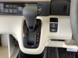 停車中にブレーキペダルを踏み続けなくてもブレーキ保持ができるオートマチックブレーキホールド機能もついております。