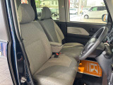 毎日過ごす運転席は要チェック。シートのへたり・擦れ、視界のイメージまで伝わる重要ポイント。