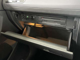 助手席前のグローブボックス内にETC車載器とCD/DVD・SDカードスロットが収納されています。