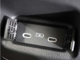 ◆スマートフォンの充電等にも便利な電源ソケットも使いやすい場所に装備されています。