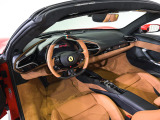 カーボンファイバー・インストゥルメントクラスターを装着し、メーター周りを軽量素材でレーシーに引き締めています。
