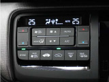 フルオートエアコン搭載!好みの温度に設定するだけで風向・風量を自動調整、いつでも快適な車内環境を保ちます。