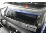 運転席ダッシュボードに収納スペースを装備。サングラスや小物類の収納に便利です。