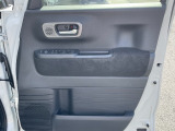 【運転席内ドア 】ミラー操作やウィンドウ開閉スイッチはドライバー目線で配置され、快適な操作性を実現!