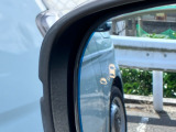 ブライングスポットモニター♪走行中、斜め後ろに車両の存在を検知すると、その方向のドアミラー鏡面上にマークを表示しお知らせ。