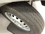 自社整備工場で点検整備をおこなってからお渡ししています。車検が残っている場合は『12ヶ月点検整備』を、車検整備付きの場合は『車検整備』をおこないます。整備費用は車両本体価格に含まれています。