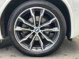 【BMWアロイホイール】軽量かつ強度に拘ったアロイホイール。走行性能ポテンシャルを引き出す設計。タイヤのサイドウォールが強化されたランフラットタイヤは、パンク時にタイヤがつぶれてもリムから外れません。