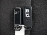 ◆スマートキー◆カギをバッグやポケットに入れたままでもドアロックの開閉ができる『スマートキー』付き!雨天や暗くなってもカギを取り出す必要がなくドアの開錠&エンジンも始動できます