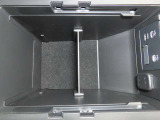 USBポートが二口ございますので、運転席と助手席それぞれのスマホや電子小物を充電可能です。
