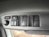 パワーウィンドウです!運転席でラクラク操作できます。
