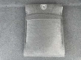 車検証入れ、取扱説明書など。