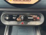 インパネ下部には、エンジンのスタート/ストップボンが備わっております。左右のトグルスイッチを従えるようにセンター配置されており、とってもかっこいいです。