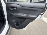 パワーウィンドウのスイッチですよ。運転席に居ながら窓を開け閉めのコントロールできます。