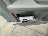 助手席ドアには車検証などが収納できるドアポケットがあります。