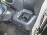 乗車中にホッと一息、ドリンクホルダーもありますよ!ドリンクだけでなく小物類も収納できますよ