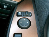 電動格納式ミラーなので、対向車などとのすれ違い時にも便利です。