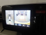 バックモニター付き。車両後方の映像をナビ画面に表示し、駐車などの後退操作をサポートします。また、車を上から見たような映像も確認できますよ