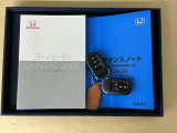 メンテナンスノート【点検整備記録簿・保証書】、取説も揃ってます。スマートキーはバッグなどにしまったままボタン操作でエンジン始動・停止やハイブリッドシステムの起動や停止ができて大変便利です