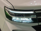 対象物が見やすく白く明るい光で夜間走行をサポートするフルLEDヘッドランプ(サイドビューランプ、クリアランスランプ、オートレベリング機能付き)を装備