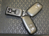 【スマートキー】キー2本とエンジンスターターを完備。離れた場所からエンジンをかけ、車内を快適な温度に保てます。
