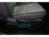 シートの上下調整で運転操作の視界を確保でき安全運転に貢献する装置の☆シートリフター装備です♪