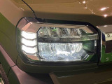 対象物が見やすく白く明るい光で夜間走行をサポートする,ハンドル操作や「R」シフトに連動するサイドビューランプ付きフルLEDヘッドランプを搭載
