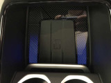 【置き型充電器】置き型充電に対応しております。お持ちの携帯電話が置き型充電器対応でしたら、充電コードの必要なく、すっきりとした車内のまま携帯の充電が可能です。