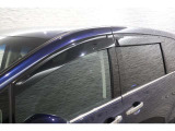 オプションのドアバイザーが装備!!タバコ・ペットなどの臭いが室内にこもるのが嫌な方、換気機能はもちろんのこと降雨時にも少しだけ窓を開けておくことが可能です!