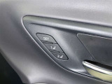 シートメモリー機能装備付きです。シートの位置をそれぞれ記憶しておく事ができるので、ご家族や、複数の方で車を乗られるオーナー様には、便利な機能です。