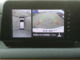 全周囲カメラで、クルマを上空から見下ろしているかのような映像を映し出します。周囲の状況がひと目でわかります!
