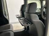 運転席と助手席のシートの裏に収納式のテーブルが装備されています。休憩時のちょっとした小物置きに使えてとっても便利ですね♪