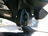 日本仕様のBMWではルームミラー内蔵型のETC車載器を採用しているので、後からつける必要がありません。