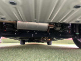 納車前にお車を持ち上げて入念に点検いたします。