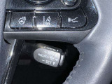 クルーズコントロール機能が付いています。 速度を設定するとアクセルを踏まなくても一定の速度で走ることができます。  高速道路ではとても便利な装置なんです。